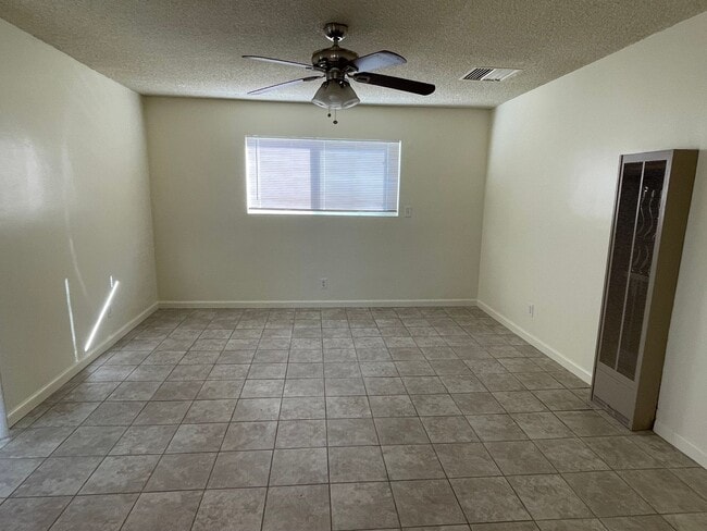Building Photo - Apple Valley Home 4 Bedrooms, 2 Bathrooms,...