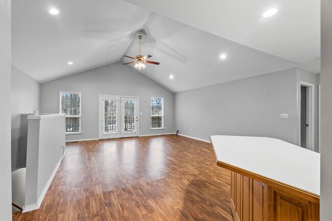 Building Photo - 911 Stonebridge Dr