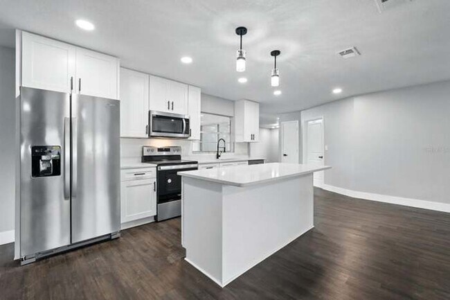 Building Photo - Beautiful 3 Bedroom House in Quiet Port Or...