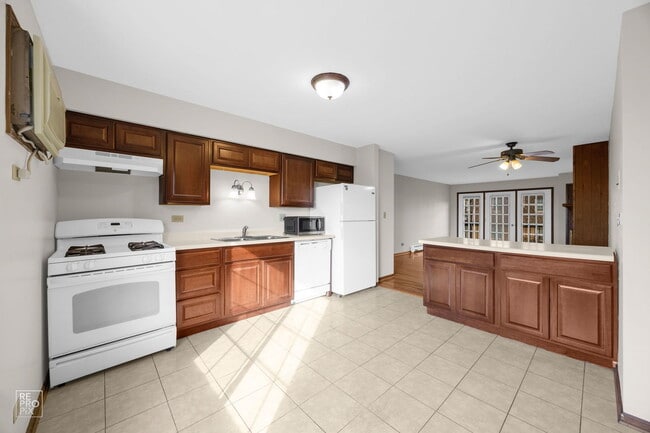 Building Photo - 2300 Glen Pointe Dr