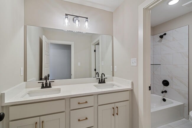 Building Photo - 531 Laurel Pk Dr