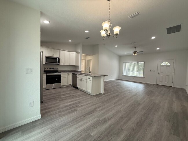 Building Photo - Great Price, Won't Last!!