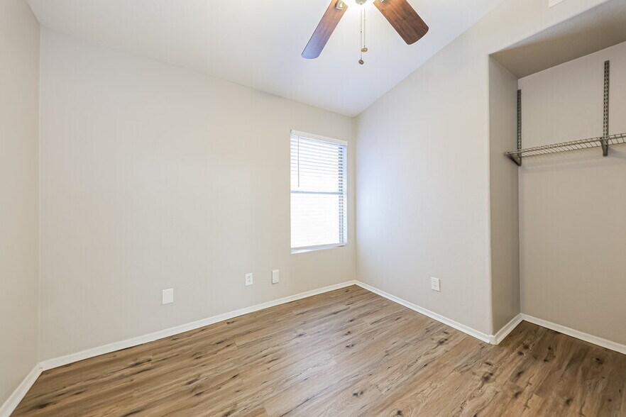 Building Photo - 15415 W Lea Ln