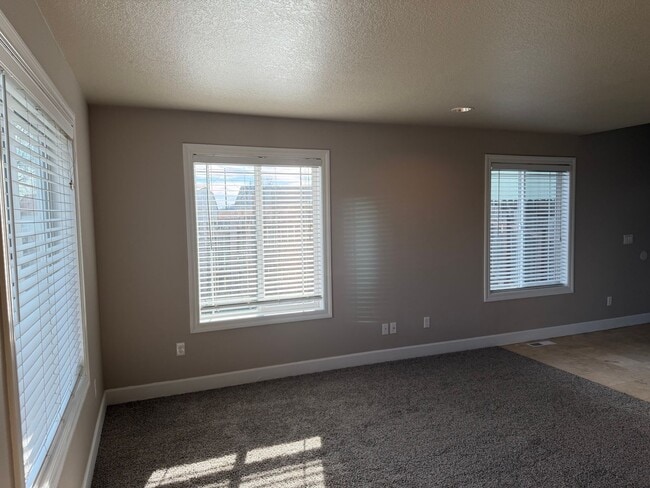 Building Photo - Newer 3 bedrooms 2.5 bathroom townhouse! MOVE IN SPECIAL!