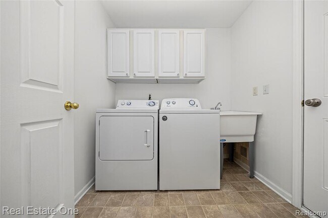 Building Photo - 23102 Alexa Dr