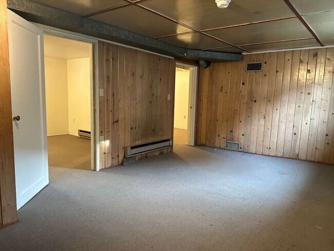 Building Photo - Maple Leaf 3 bedroom