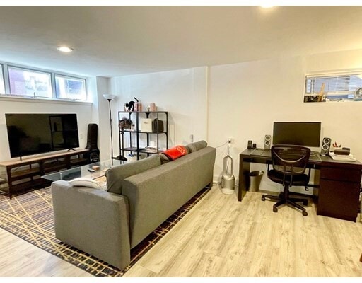 Building Photo - 15 Anderson St