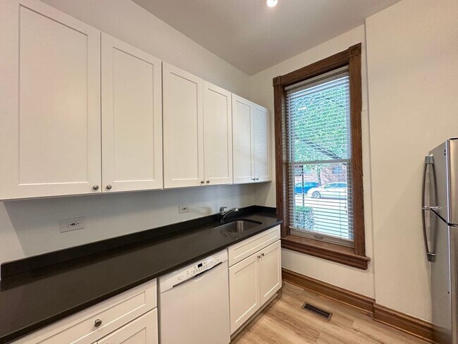 Building Photo - 3559 N Ashland Ave