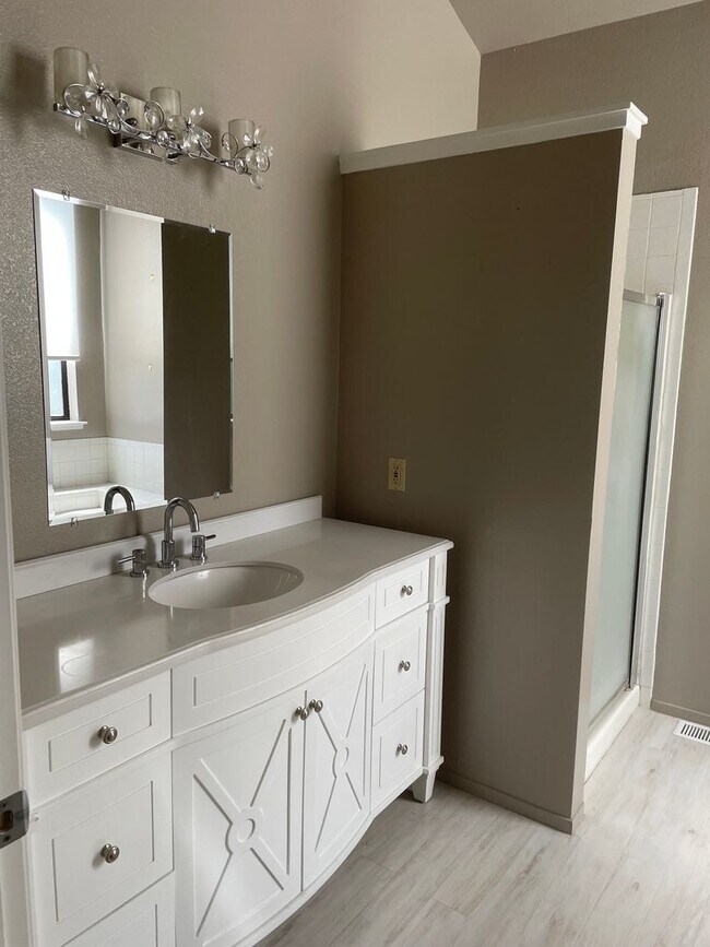 Building Photo - Beautiful End Unit Condo in Bennett Valley!