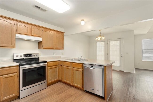 Building Photo - 3 bedroom 2 full bath home