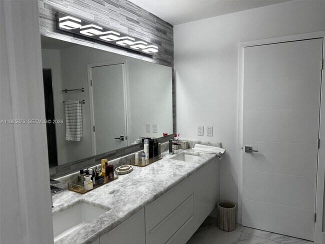 Building Photo - 19195 NE 36th Pl