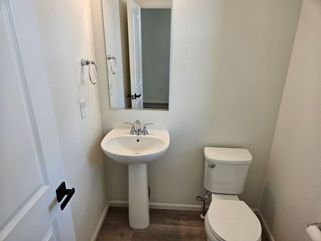 Building Photo - 5 Bed 3.5 Bath Home with a park and Commun...