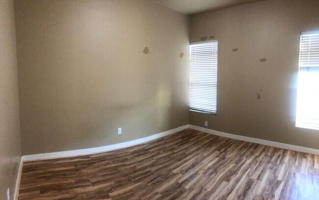 Building Photo - Stunning Down Town Condo in Secure Building