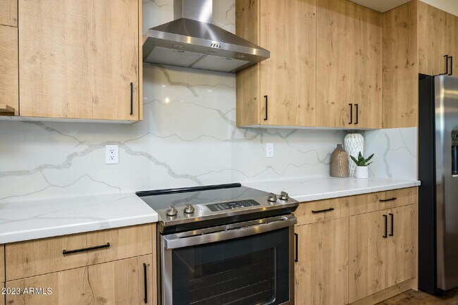 Building Photo - Exclusive Urban Sanctuary—Sophisticated Townhouse in Vibrant Phoenix