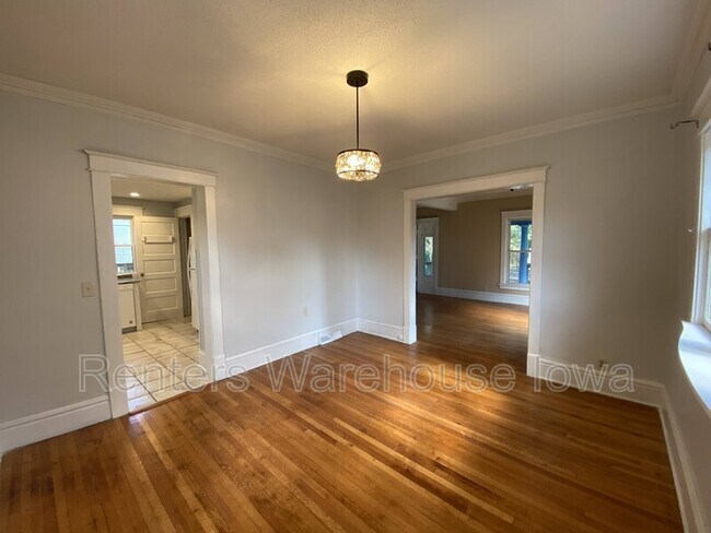 Building Photo - 1622 E 8th St