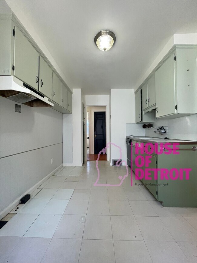 Building Photo - Summer Special~ 3 BEDROOM 1 BATH BUNGALOW ...