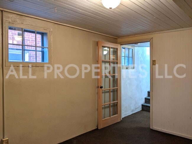 Building Photo - 557 S Race St