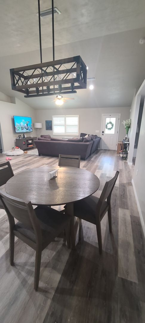 Building Photo - Beautiful 3BR/2BA home with large fenced-i...