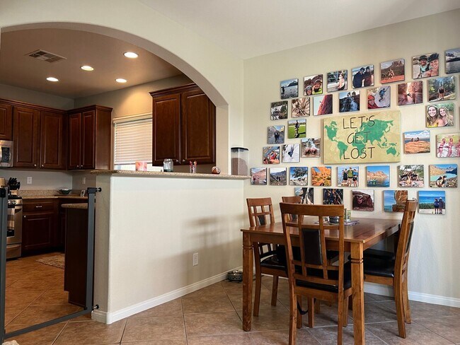 Building Photo - ABSOLUTELY AMAZING! Large 4 bedroom 2 stor...