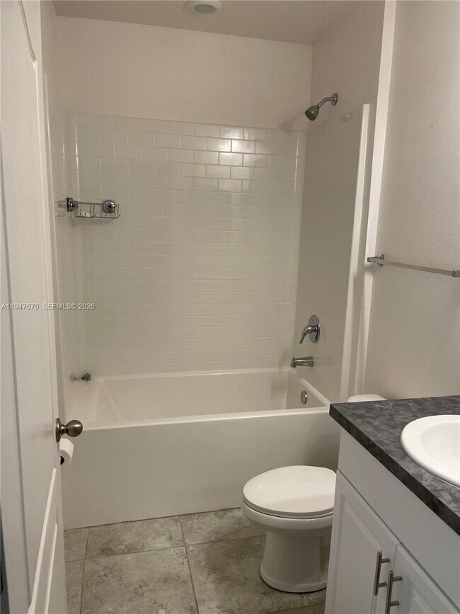 Building Photo - 982 SW Commonwealth Rd