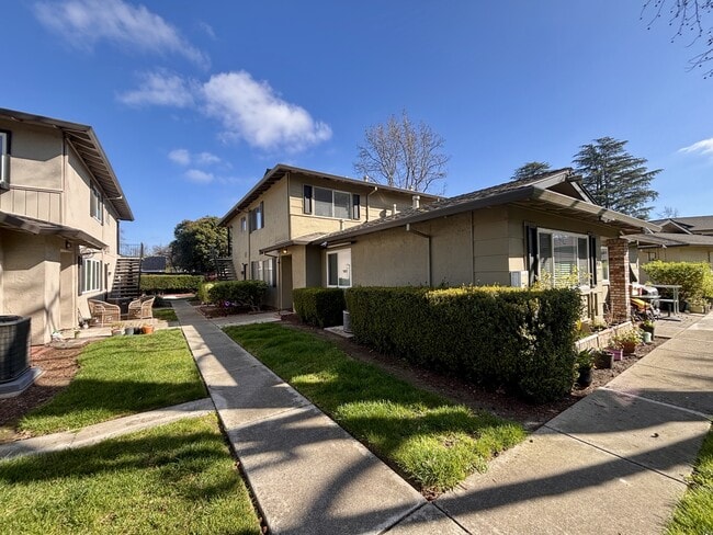 Building Photo - 1055 Mohr Ln