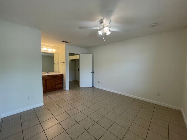 Building Photo - 210 E Denton Dr