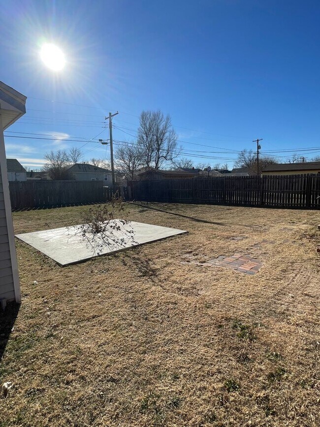 Building Photo - 2 Bedroom, 1 Bathroom House with Detached Garage