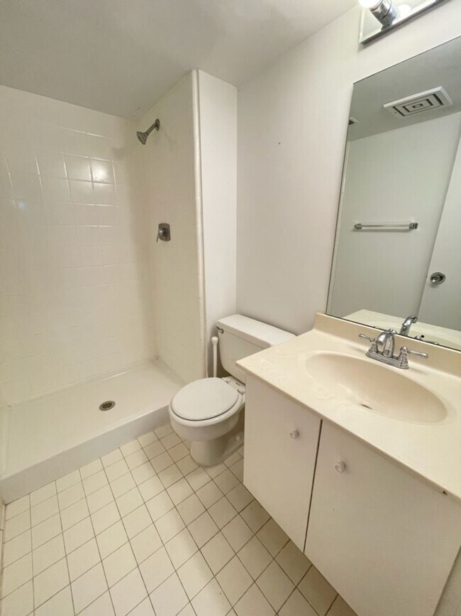Building Photo - 2 bedroom 2 bath WITH PARKING