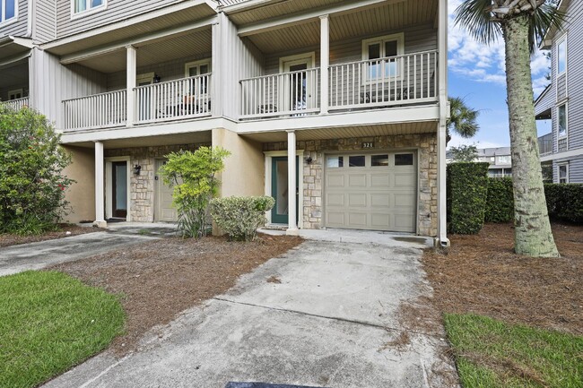 Building Photo - Spacious, Hilton Head Island Townhome