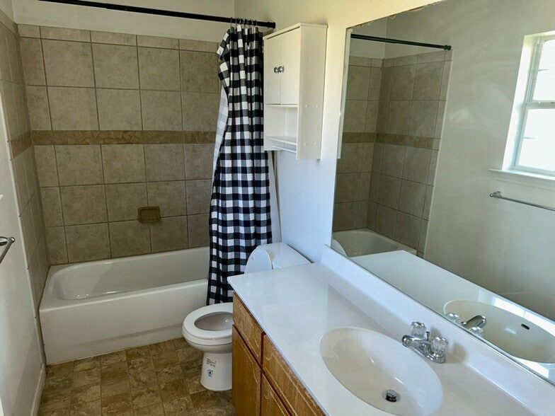 Building Photo - 402 Topeka Ct