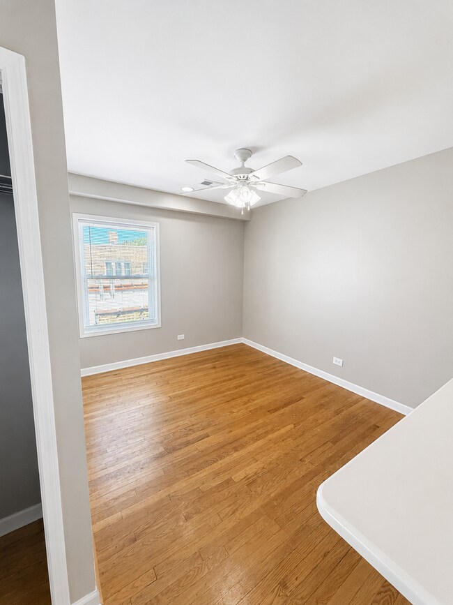 Building Photo - Sunny Top-Floor 3BR/2BA in West Ridge with Parking and Water Included
