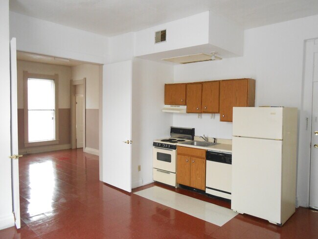 Building Photo - 1015 Main St