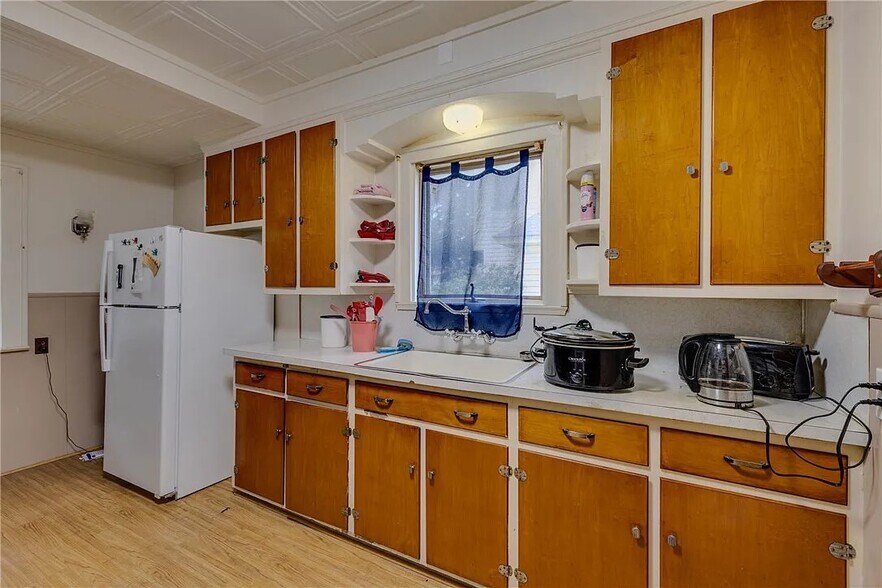 large kitchen - 282 Roxborough Rd