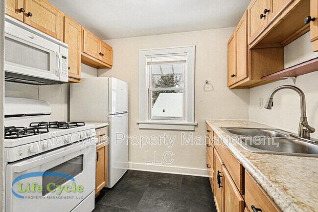 Building Photo - 507 Eastern Ave SE