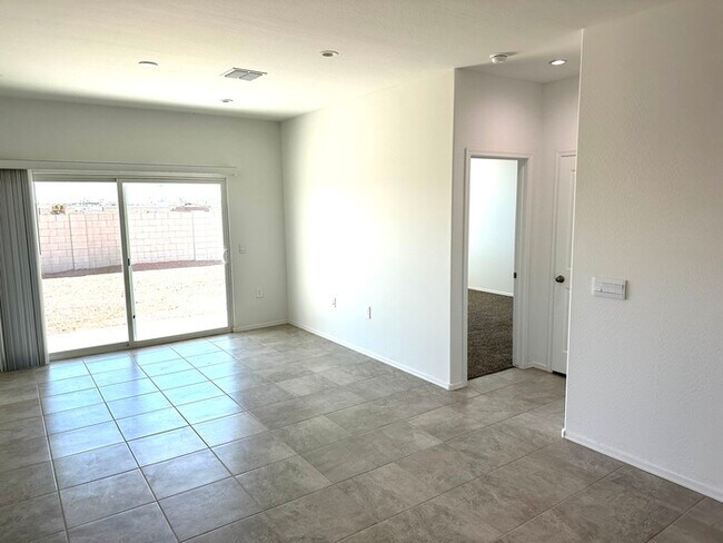 Building Photo - Gorgeous NEWER 4 bedroom 2 bath home in Carlton