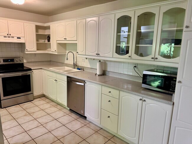 Kitchen - 440 Veteran Ave