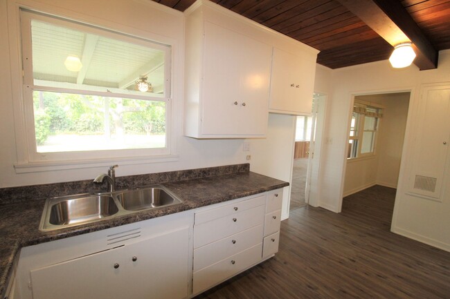 Building Photo - Quaint Santa Paula Home