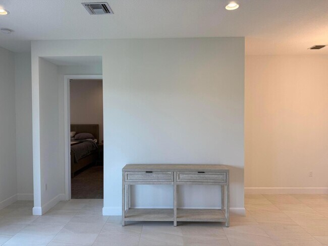 Building Photo - 12597 Vincenza Way