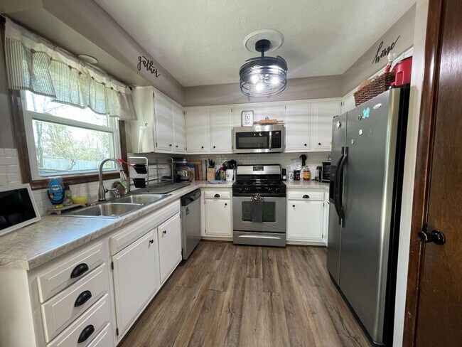 Building Photo - Home For Rent Bellevue.