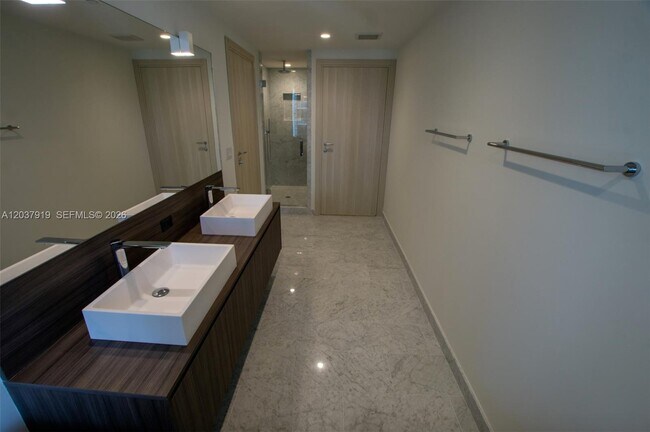 Building Photo - 1000 Brickell Plaza