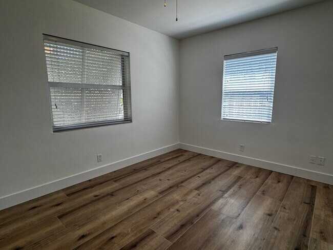 Building Photo - 204 SE 2nd Ave