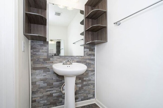 Building Photo - Spacious 3 Bed 2.5 Bath Home in Parks at W...