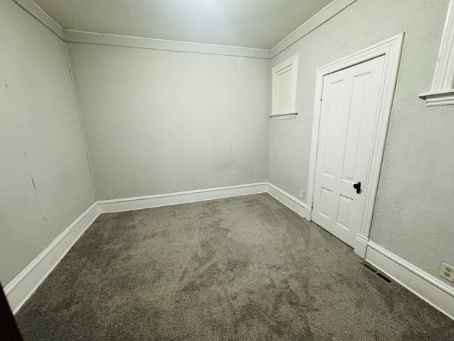 Building Photo - Charming 1-Bedroom + Den Retreat on Colfax Ave – Your Cozy Minneapolis Haven Awaits!