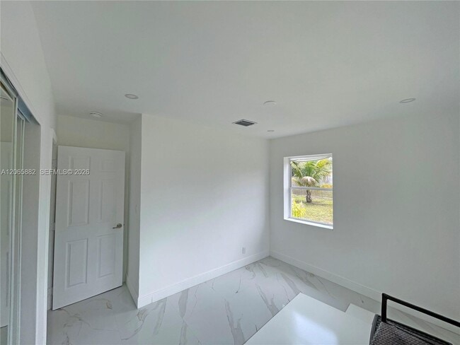 Building Photo - 1606 NW 12th Ave