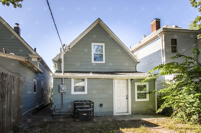 Building Photo - Charming 2 BR 2 BA House in Historic North...
