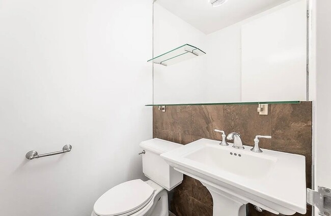 Building Photo - 161 W 61st St