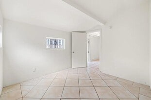 Building Photo - 611 Del La Guerra St W