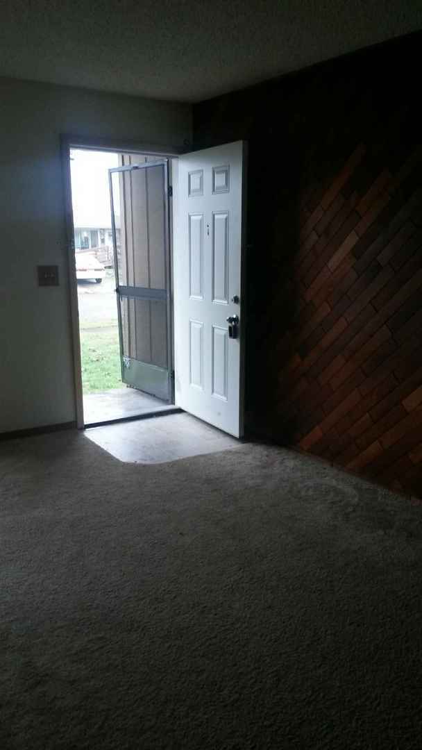 Building Photo - Cute Springfield Home With Large Fenced Ba...