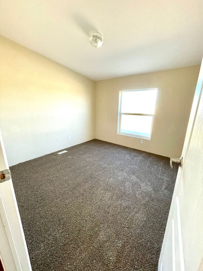 Building Photo - 3 Bedroom 2 Bathroom Home Close To The Nat...