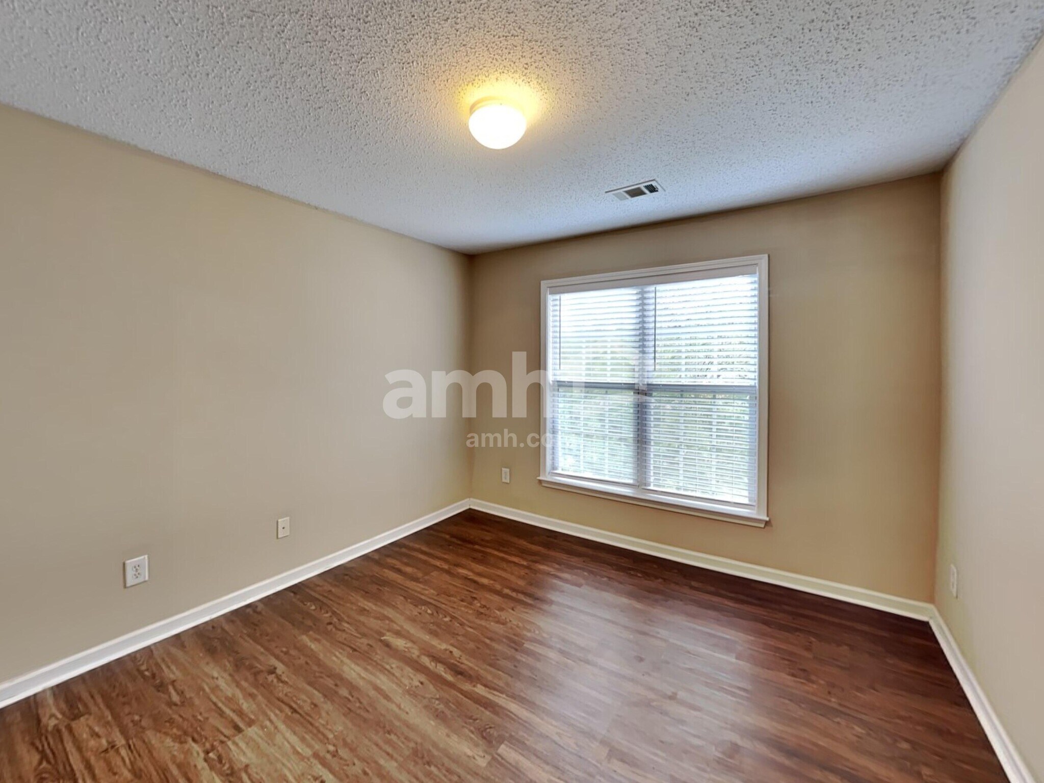 Building Photo - 607 Wallnut Hall Trl